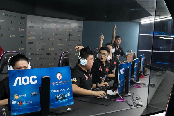 给边路进攻 给边路进攻